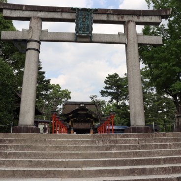 Toyokuni-jinja (Kyoto), Portail torii en pierre à l'entrée du sanctuaire