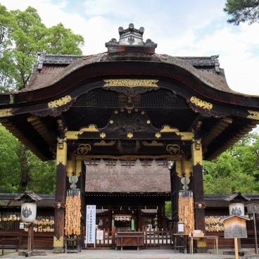 Toyokuni-jinja (Kyoto), Grande porte karamon devant le pavillon principal du sanctuaire