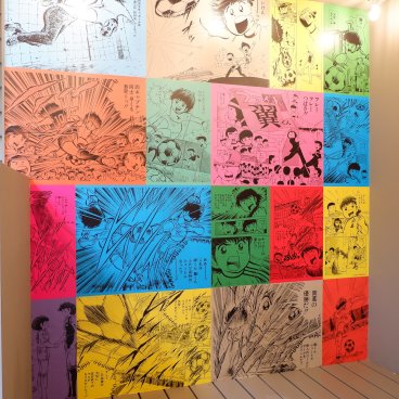gol. STORE TSUBASA Kichijoji (Tokyo), mur décoré de dessins tirés du manga à l'entrée de la boutique