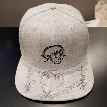 gol. STORE TSUBASA Kichijoji (Tokyo), exemple de casquette Captain Tsubasa dédicacée par Yoichi Takahashi à gagner par la loterie