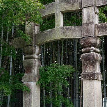 Arashiyama (Kyoto), porte torii en pierre et bambous au temple Adashino Nenbutsu-ji