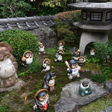 Arashiyama (Kyoto), statues de Tanuki du temple Adashino Nenbutsu-ji