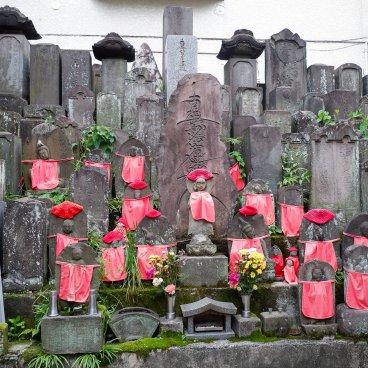 Azabu-Juban (Tokyo), Murs de Jizo et stèles funéraires de l'ossuaire Yumemido à Moto-Azabu