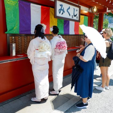 Chaleur en été au Japon, ombrelle et yukata à Asakusa à Tokyo