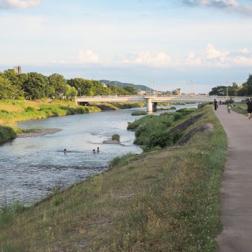 Chaleur en été au Japon, baignades dans la rivière Kamo-gawa à Kyoto