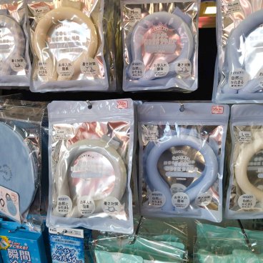 Chaleur en été au Japon,  rayon de colliers inertes anti-chaleur au 100¥ Shop 