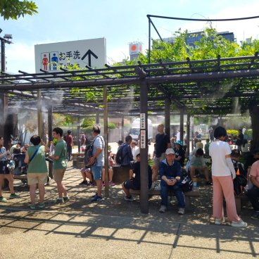 Chaleur en été au Japon, brumisateurs au sein d'une aire de repos à Asakusa à Tokyo