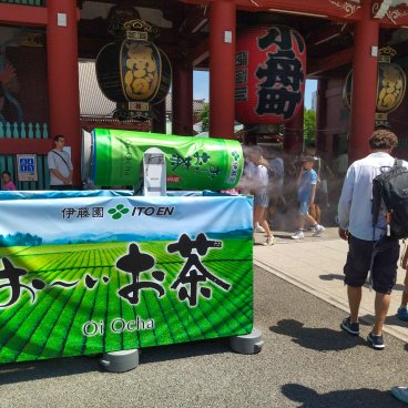 Chaleur en été au Japon, brumisateur publicitaire devant le Senso-ji à Tokyo