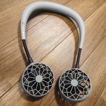Chaleur en été au Japon, ventilateur de poche en collier autour du cou