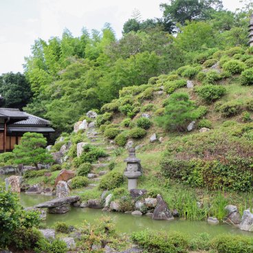 Chishaku-in (Kyoto), Colline aux azalées et petit étang du jardin scénique