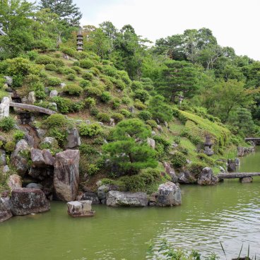 Chishaku-in (Kyoto), Colline aux azalées et petit étang du jardin scénique 2