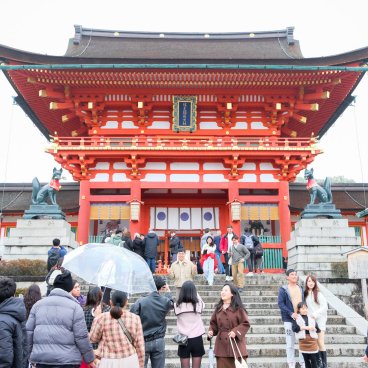 Fushimi Inari Taisha à Kyoto, Porte Romon du sanctuaire