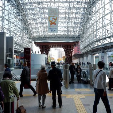 Kanazawa, porte Tsuzumi-mon devant la gare JR