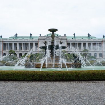 Palais d'Akasaka (Tokyo), Fontaine néo-baroque à l'arrière du bâtiment principal