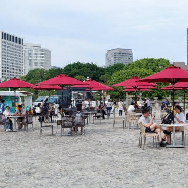 Palais d'Akasaka (Tokyo), Zone de restauration en plein-air à l'entrée du palais