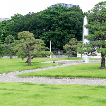 Palais d'Akasaka (Tokyo), Vue sur le jardin
