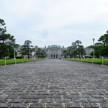 Palais d'Akasaka (Tokyo), Grande allée menant au palais