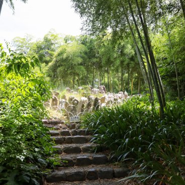 Take no Michi (Muko), Sculptures bouddhistes dans le jardin Rakusai Bamboo Park