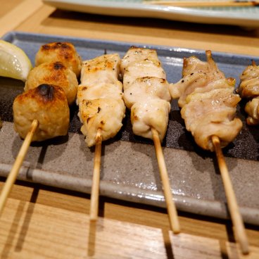 Tokyo Festival Restaurant - Bon Dance Izakaya (Kabukicho), brochettes de viande Yakitori