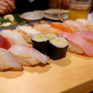 Tokyo Festival Restaurant - Bon Dance Izakaya (Kabukicho), plateau de sushis