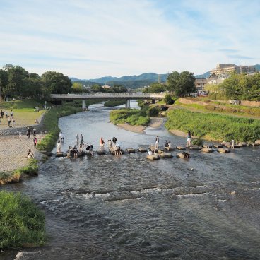 Delta de Demachiyanagi (Kyoto), vue sur le passage de la rivière en pierres de gué en été 2