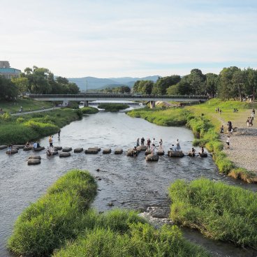 Delta de Demachiyanagi (Kyoto), vue sur le passage de la rivière en pierres de gué en été 3