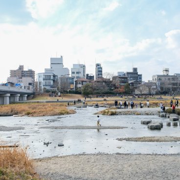 Delta de Demachiyanagi (Kyoto), vue sur le passage de la rivière en pierres de gué à la fin de l'hiver