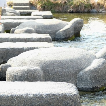 Delta de Demachiyanagi (Kyoto), pierres de gué en forme de tortue et rectangulaires