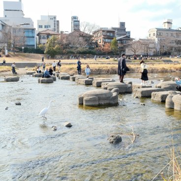 Delta de Demachiyanagi (Kyoto), vue sur le passage de la rivière en pierres de gué à la fin de l'hiver 3