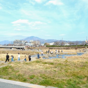 Delta de Demachiyanagi (Kyoto), vue sur la rivière et les montagnes en hiver