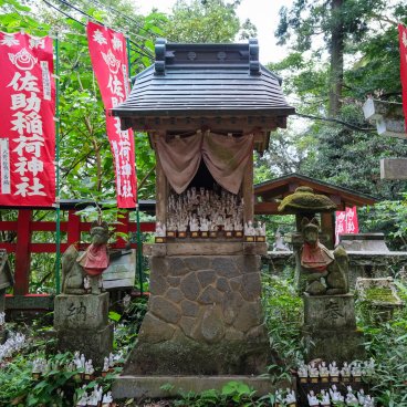 Kamakura, mini pavillon et statues de renards du sanctuaire Sasuke Inari-jinja