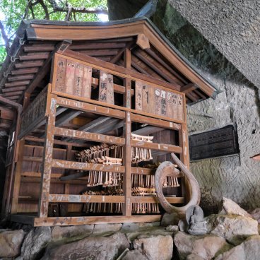Kamakura, à l'intérieur de la grotte du sanctuaire Zeniarai Benten