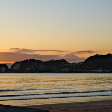 Kamakura, au soleil couchant sur la plage avec vue sur le Mont Fuji