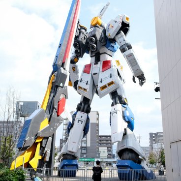 LaLaport Fukuoka, vue de dos de la statue RX-93ff ν (Nu) Gundam