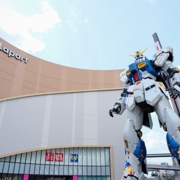 LaLaport Fukuoka, statue RX-93ff ν (Nu) Gundam à l'entrée du centre commercial 