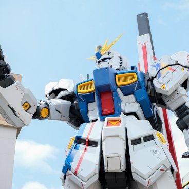 LaLaport Fukuoka, statue RX-93ff ν (Nu) Gundam qui lève le doigt au ciel