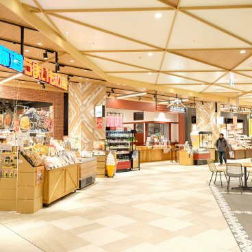 LaLaport Fukuoka, épiceries et aire de restauration au rez-de-chaussée