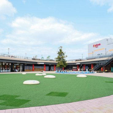 LaLaport Fukuoka, esplanade extérieure avec vue sur le parc à thème Kidzania