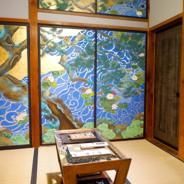 Ebisuya (Minobu), Salon japonais décoré d'un paravent peint des années 1930