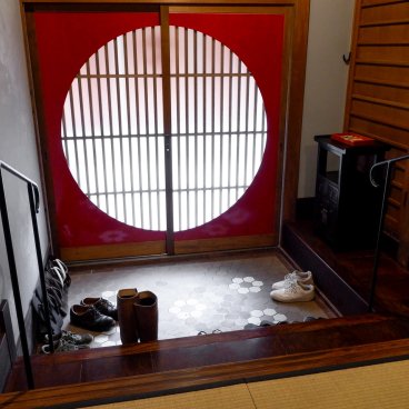 Ebisuya (Minobu), Vue sur l'entrée genkan depuis l'intérieur de la maison traditionnelle Ebisuya