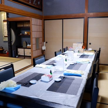 Ebisuya (Minobu), Table préparée pour un atelier culturel dans une des pièces de style japonais