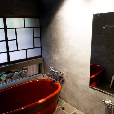 Ebisuya (Minobu), Vue sur une des salles de bain à baignoire et style Art déco