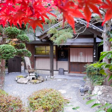 Ebisuya (Minobu), Vue sur l'entrée de la maison traditionnelle Ebisuya en automne