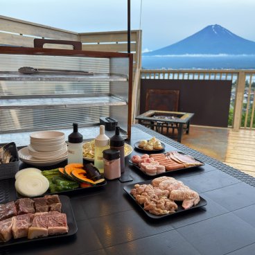 Mt.Fuji Glamping Terrace MINENOHANA (Kawaguchiko), dîner à la plancha de grillades de viandes et légumes face au Mont Fuji
