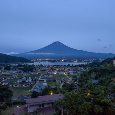 Mt.Fuji Glamping Terrace MINENOHANA (Kawaguchiko), vue sur le Mont Fuji à la tombée de la nuit