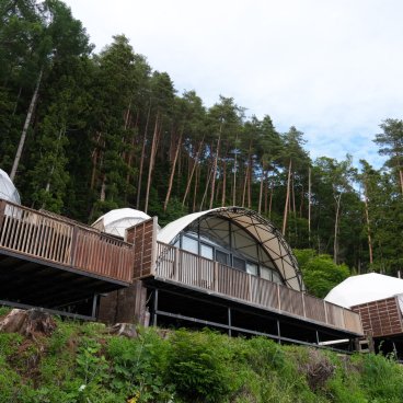 Mt.Fuji Glamping Terrace MINENOHANA (Kawaguchiko), vue sur les tentes en forme de dôme et la forêt