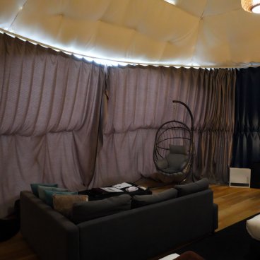 Mt.Fuji Glamping Terrace MINENOHANA (Kawaguchiko), rideaux fermés de la tente Terrace Suite Oriental Japon 7m Dome