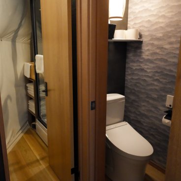 Mt.Fuji Glamping Terrace MINENOHANA (Kawaguchiko), douche et toilettes de la tente Terrace Suite Oriental Japon 7m Dome