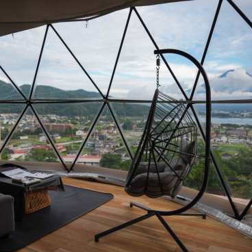 Mt.Fuji Glamping Terrace MINENOHANA (Kawaguchiko), salon de la tente Terrace Suite Oriental Japon 7m Dome