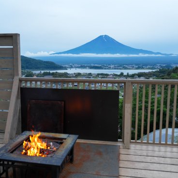 Mt.Fuji Glamping Terrace MINENOHANA (Kawaguchiko), espace feu de bois face au Mont Fuji
